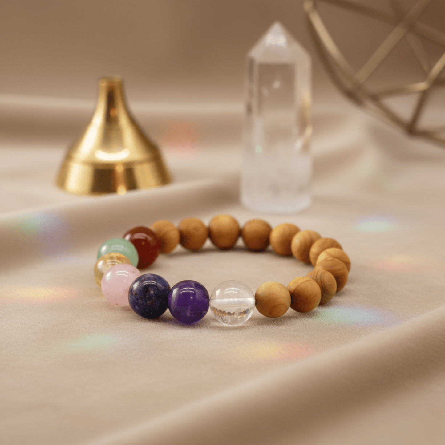 Bracelet cèdre et pierres des sept chakras, bijou énergétique pour harmonisation et alignement spirituel.