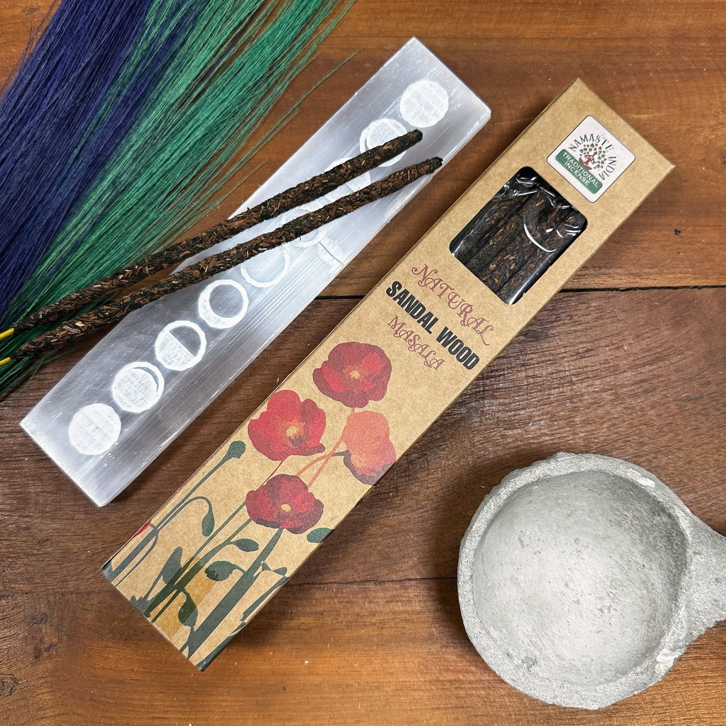 Encens bois de santal naturel dans coffret décor floral, présentation spirituelle zen.