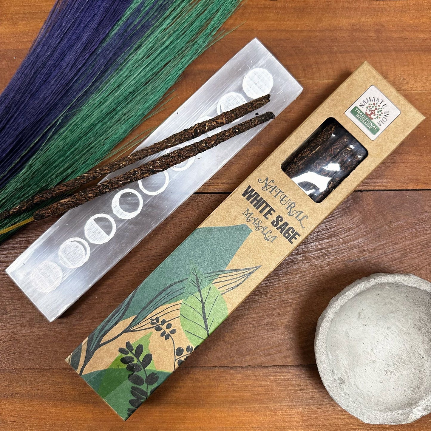 Encens Sauge Blanche naturel masala, bâtons artisanaux posés sur support lunaire avec accessoires rituels de purification.