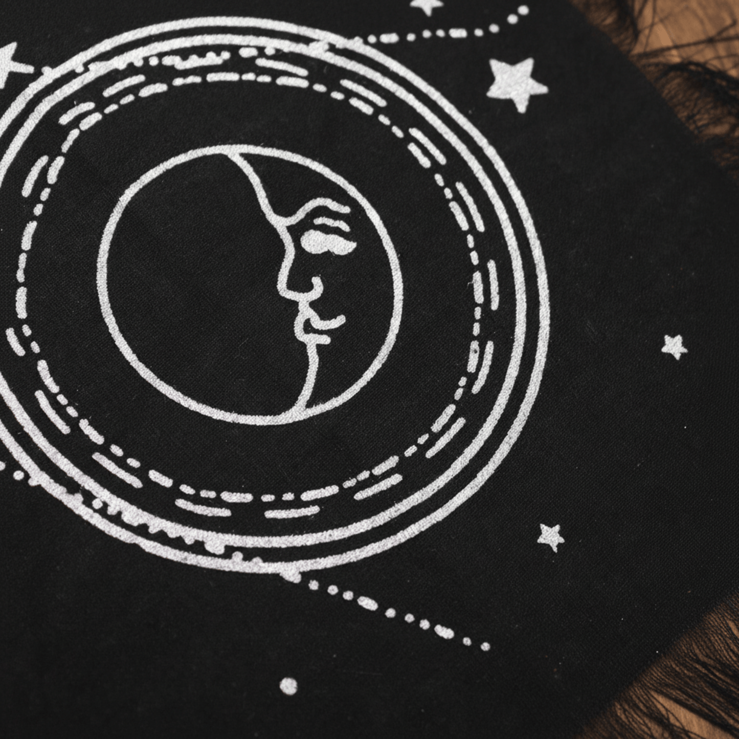 Détail du motif lunaire imprimé en blanc sur nappe d’autel Soleil et Lune
