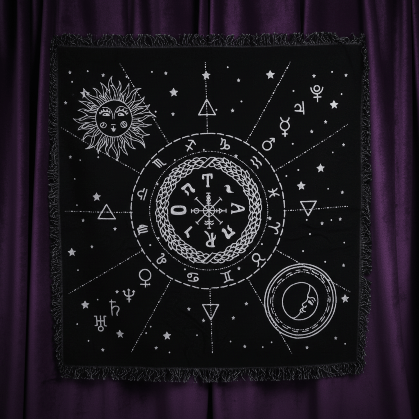 Nappe d’autel Soleil et Lune noire avec symboles astrologiques, franges et motifs ésotériques