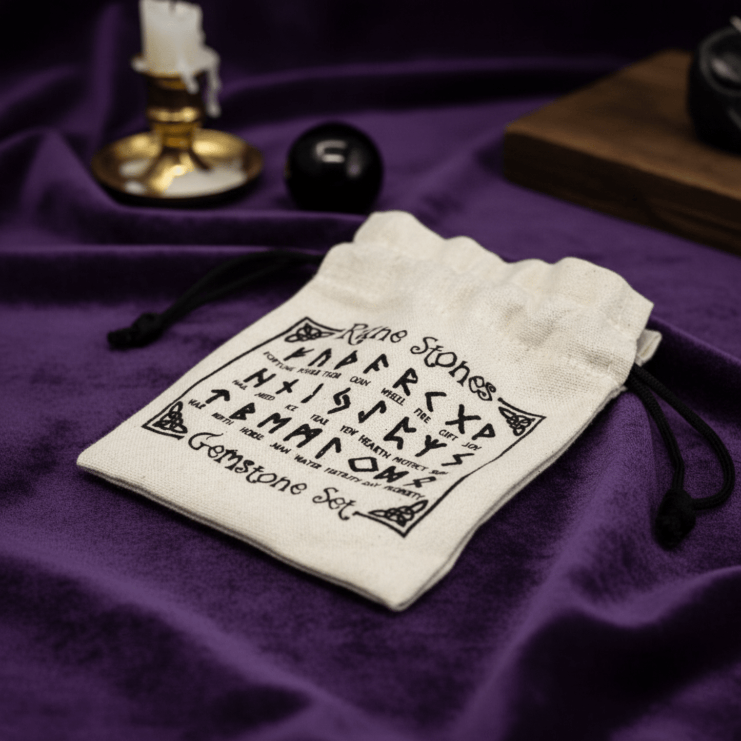 Pochette de runes en pierre naturelle pour divination nordique et pratiques ésotériques.