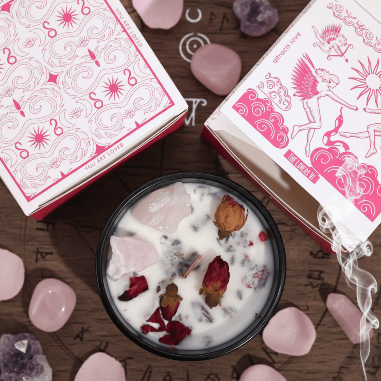 Bougie rituelle Les Amoureux avec quartz rose, pétales rouges et énergie d’amour universel.