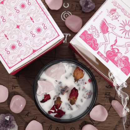 Bougie rituelle Les Amoureux avec quartz rose, pétales rouges et énergie d’amour universel.