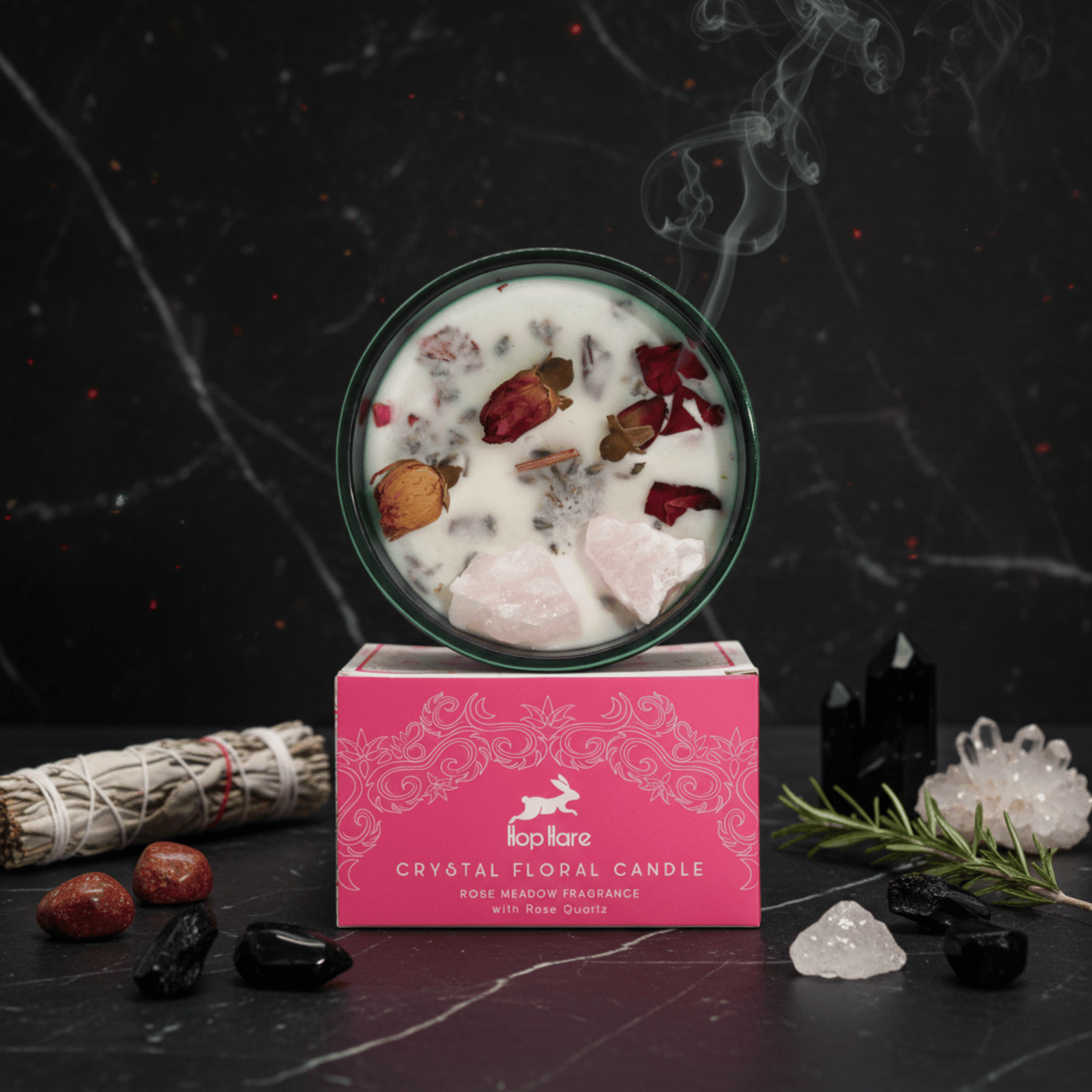 Bougie d’amour au quartz rose Hop Hare, parfum rose, cristaux et pétales séchés pour rituels d’amour.