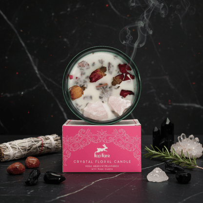Bougie d’amour au quartz rose Hop Hare, parfum rose, cristaux et pétales séchés pour rituels d’amour.