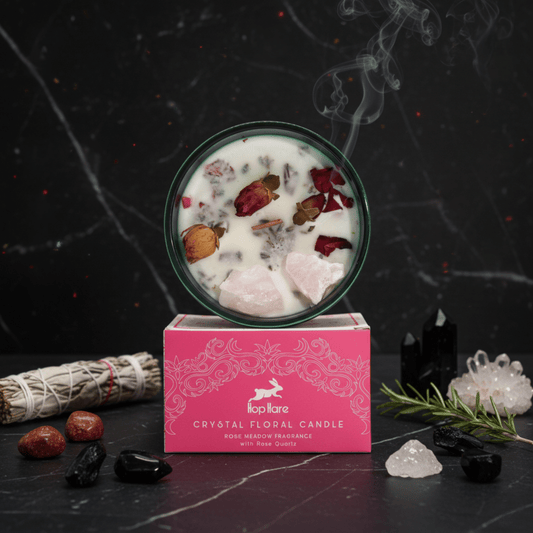 Bougie d’amour au quartz rose Hop Hare, parfum rose, cristaux et pétales séchés pour rituels d’amour.
