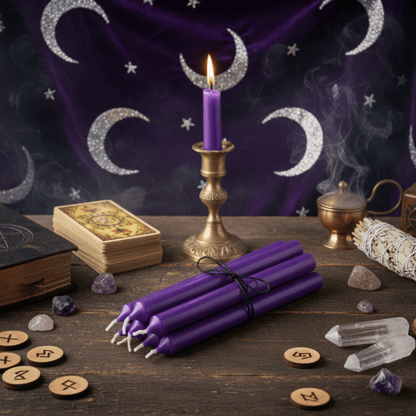 Lot de bougies d’autel violettes pour rituels spirituels, posées sur autel mystique avec tarot, cristaux et encens