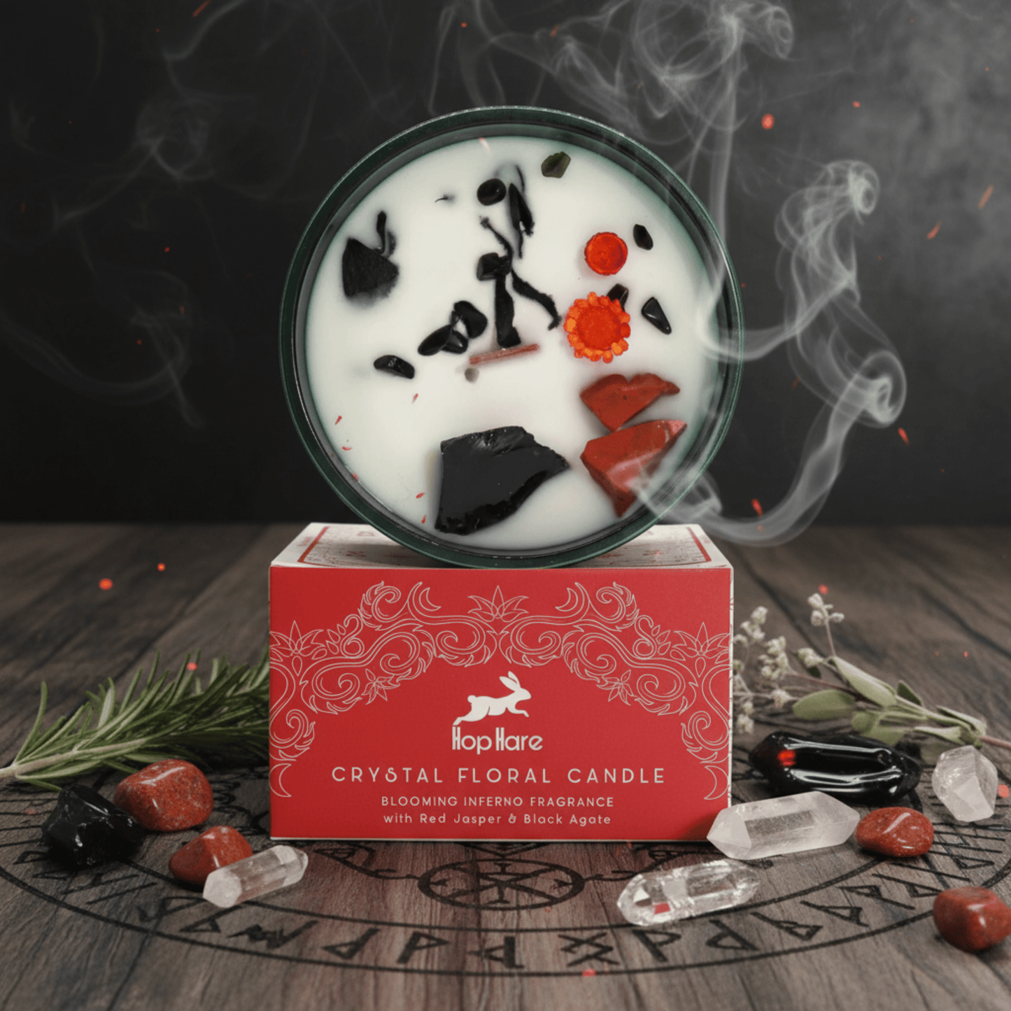 Bougie du Feu vue du dessus avec jaspe rouge, agate noire et fleurs sur cire blanche, posée sur boîte rouge décorée.