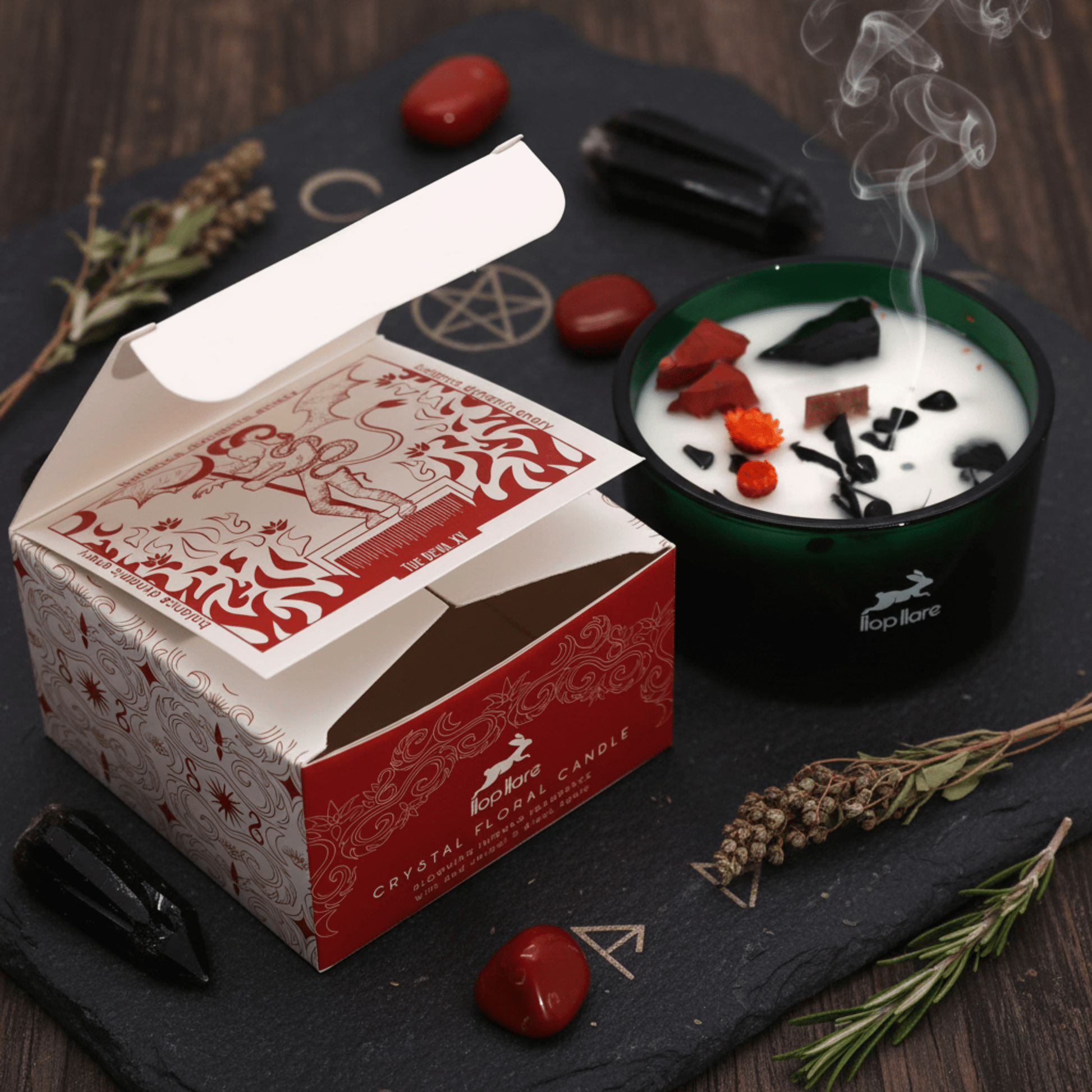 Bougie du Feu dans récipient vert avec pierres rouges et noires, fumée rituelle et boîte Hop Hare ouverte.