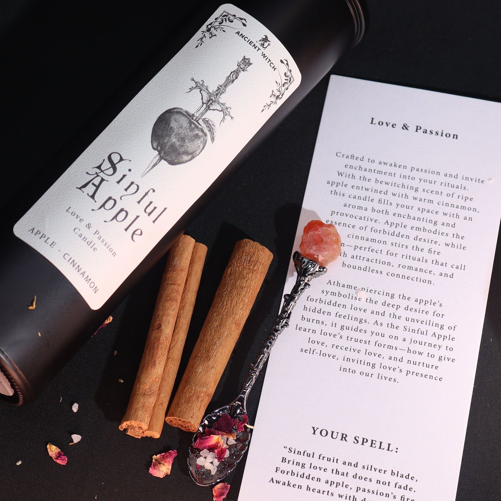 Bougie pomme cannelle Sinful Apple avec bâtons de cannelle et texte rituel amour et passion.