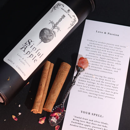 Bougie pomme cannelle Sinful Apple avec bâtons de cannelle et texte rituel amour et passion.
