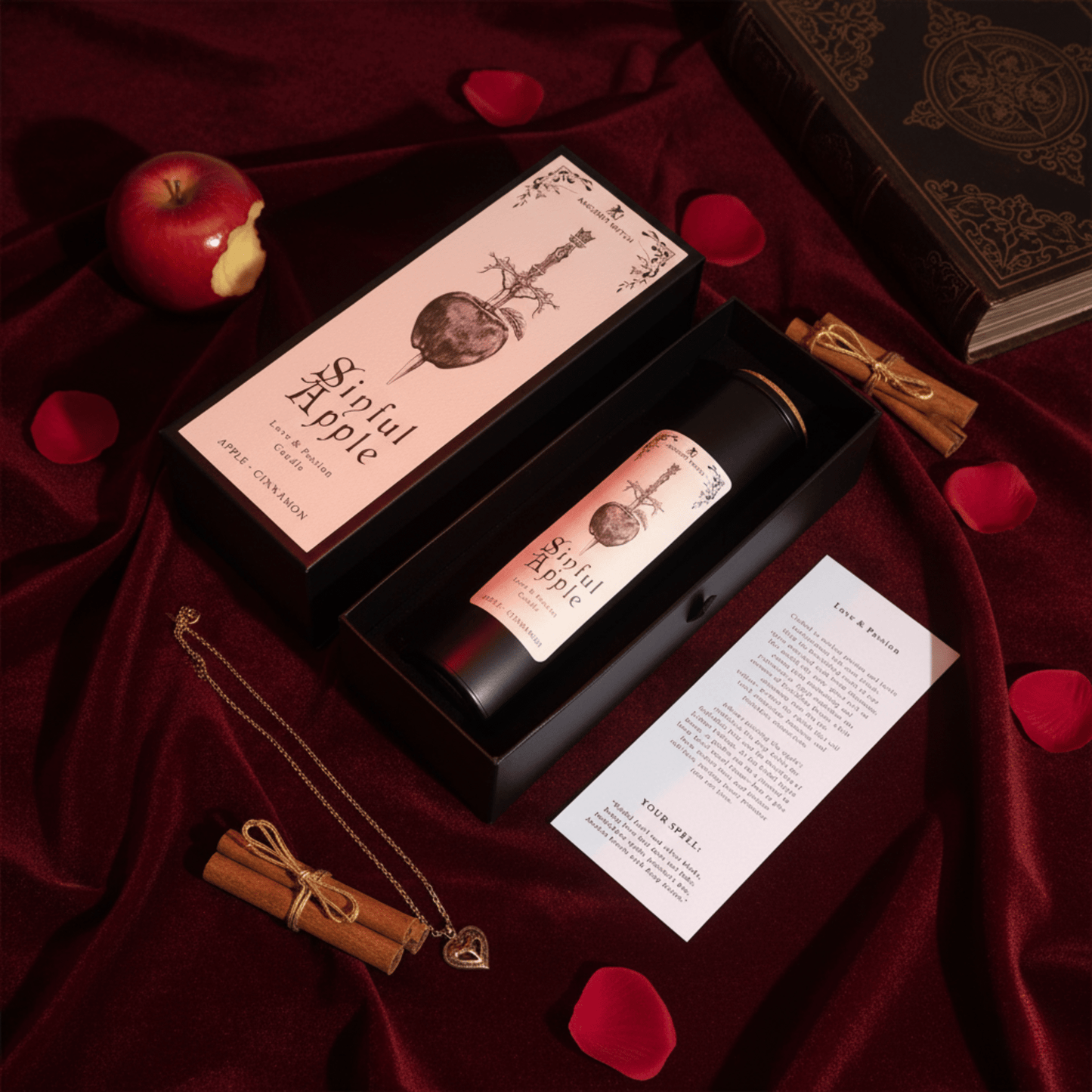 Coffret cadeau bougie pomme cannelle Sinful Apple avec carte de rituel et décor romantique.