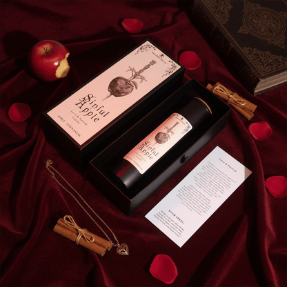 Coffret cadeau bougie pomme cannelle Sinful Apple avec carte de rituel et décor romantique.