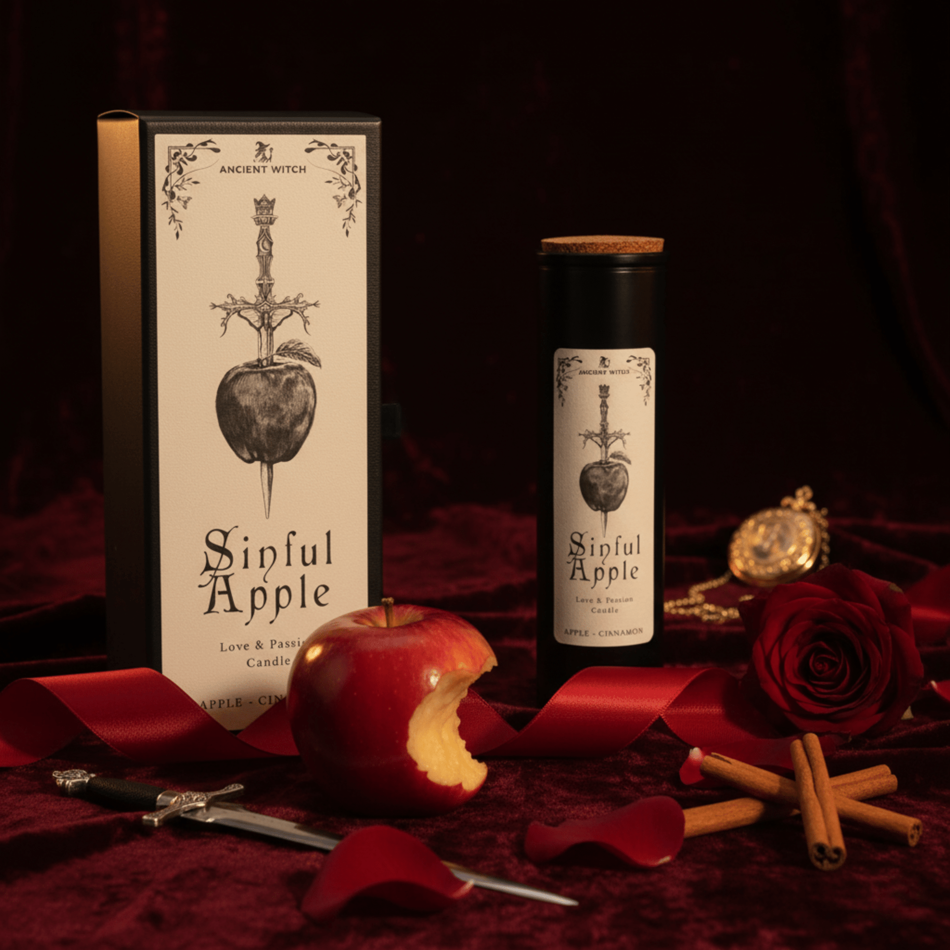 Bougie pomme envoûtante Sinful Apple avec pomme croquée, cannelle et décor rouge mystique.