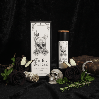 Bougie purificatrice Gothic Garden avec crâne, roses noires, sauge et menthe, ambiance rituel ésotérique sur fond noir.