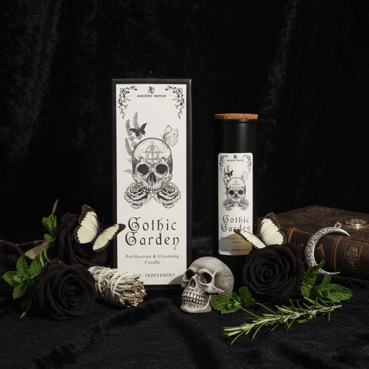 Bougie purificatrice Gothic Garden avec crâne, roses noires, sauge et menthe, ambiance rituel ésotérique sur fond noir.
