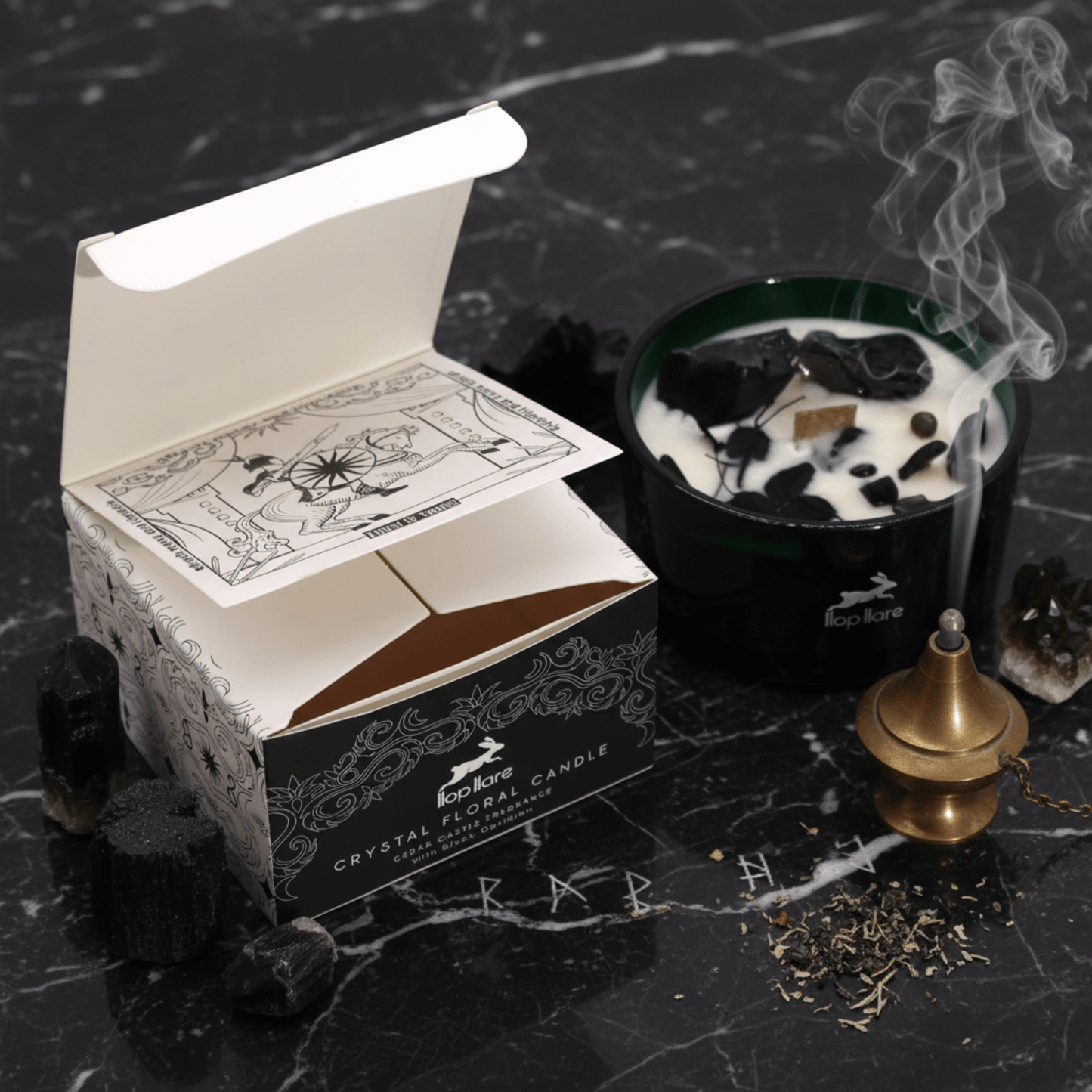 Bougie Roi des Épées Hop Hare ouverte avec obsidienne noire, fumée rituelle et décor magique sur marbre noir.