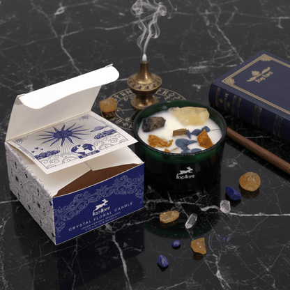 Bougie solaire avec cristaux citrine et sodalite, packaging soleil, décor pierres et livre mystique.