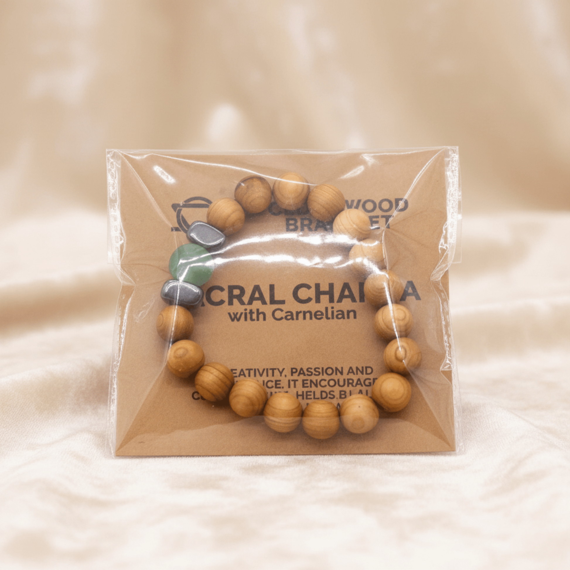 Bracelet cèdre et aventurine verte emballé, bijou lithothérapie chakra sacré pour vitalité créative et harmonie émotionnelle.