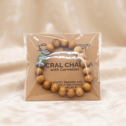 Bracelet cèdre et aventurine verte emballé, bijou lithothérapie chakra sacré pour vitalité créative et harmonie émotionnelle.