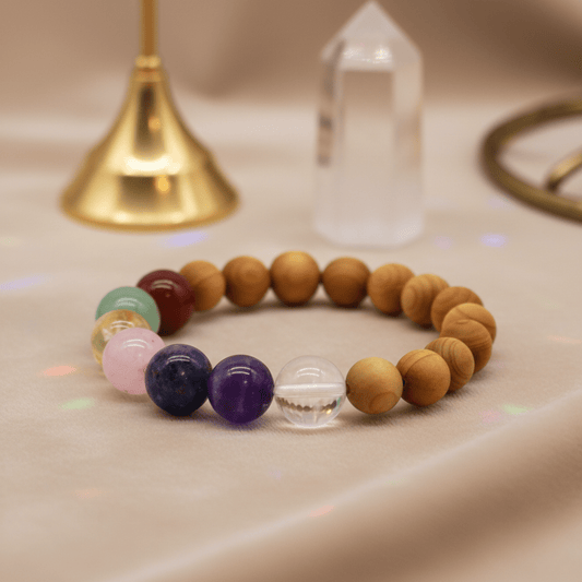 Bracelet chakra en bois de cèdre avec pierres naturelles, alignement énergétique et bien-être holistique.