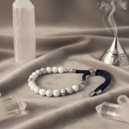 Bracelet howlite blanche avec cordon bleu nuit, bijou apaisant et naturel pour calme et clarté mentale.