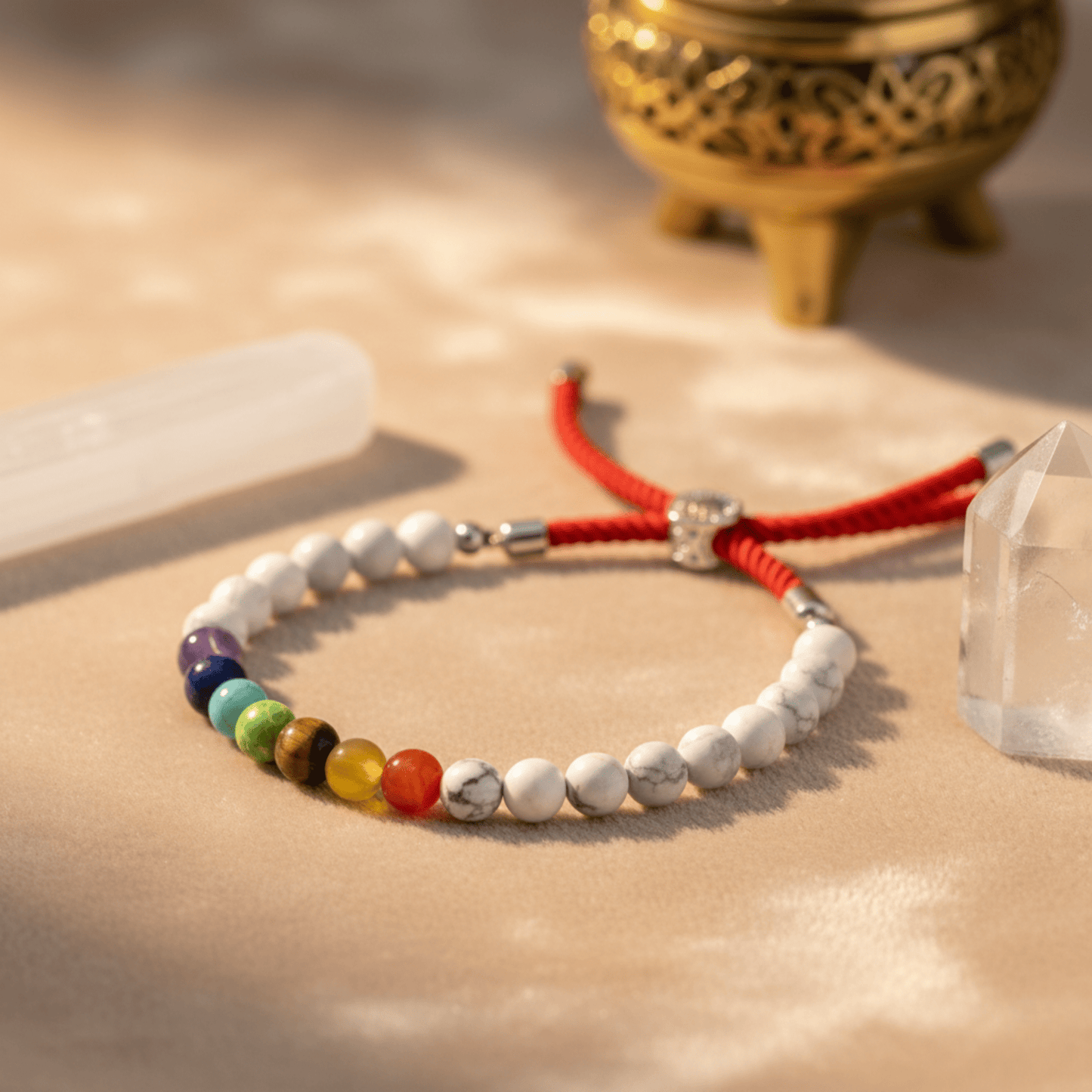 Bracelet howlite chakra avec cordon rouge, perles naturelles colorées pour aligner et harmoniser l’énergie.