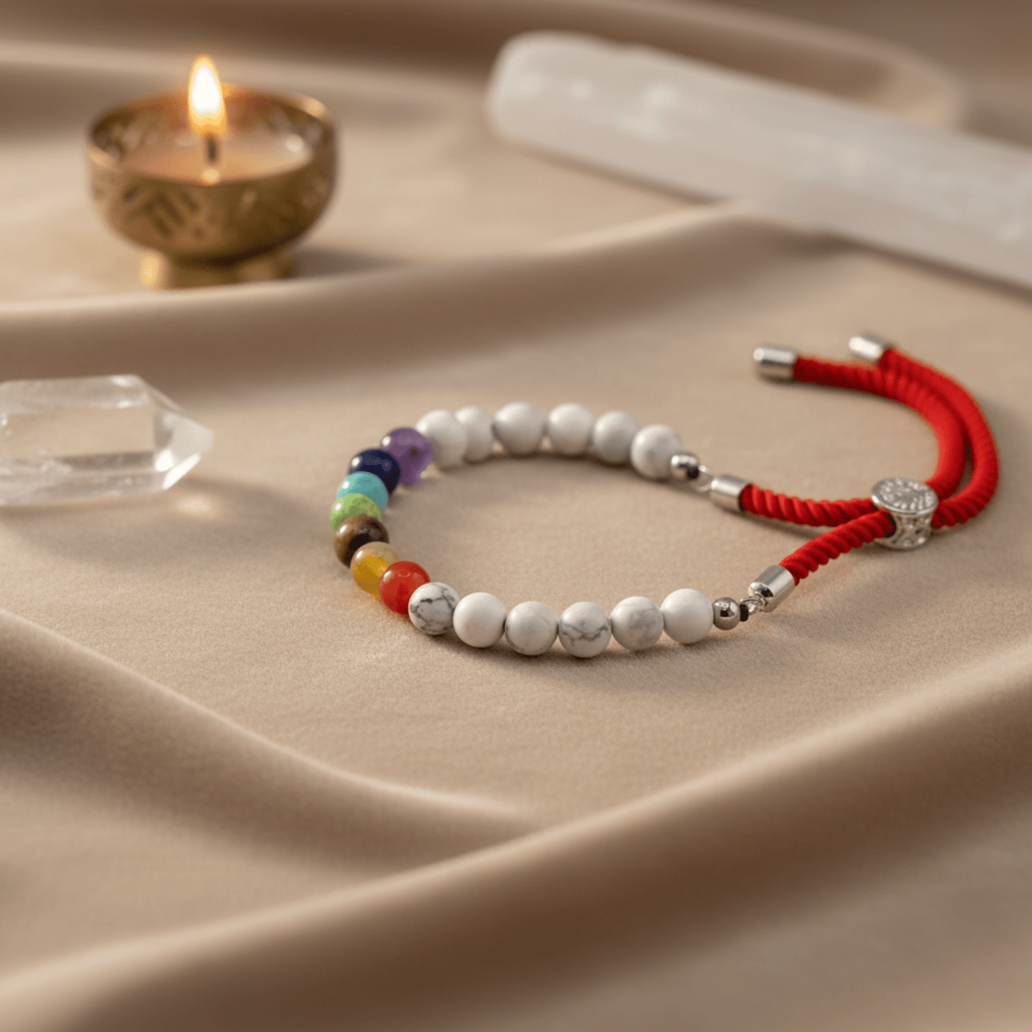 Bracelet howlite blanche multichakras avec cordon rouge, bijou spirituel favorisant harmonie et ancrage.