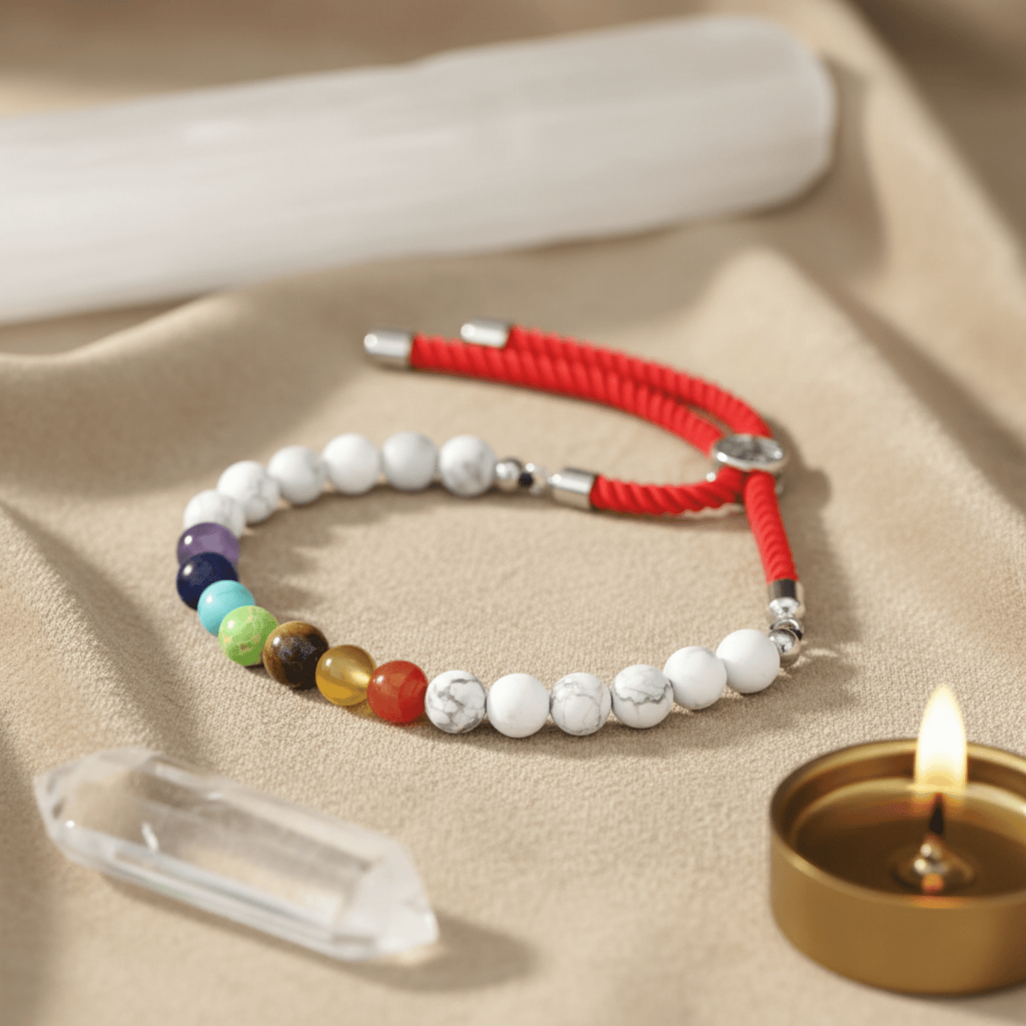 Bracelet chakra en howlite blanche et cordon rouge, perles naturelles pour équilibre et protection énergétique.