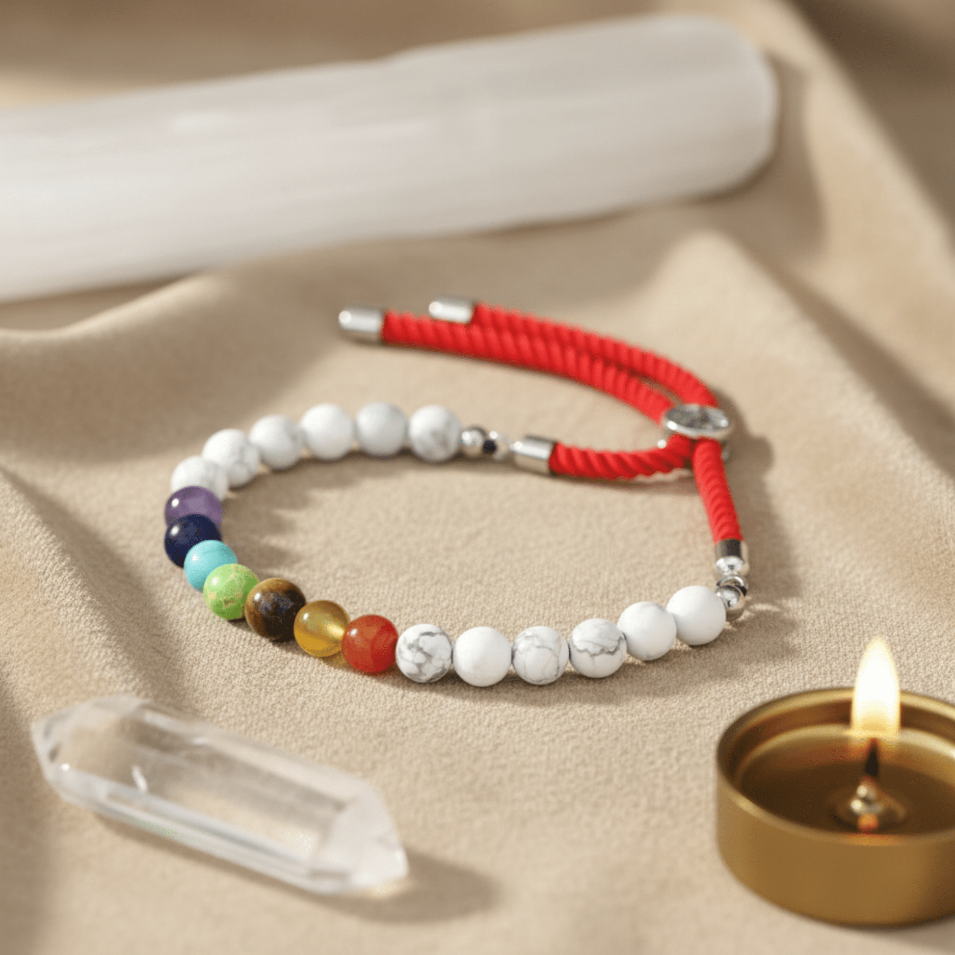 Bracelet chakra en howlite blanche et cordon rouge, perles naturelles pour équilibre et protection énergétique.