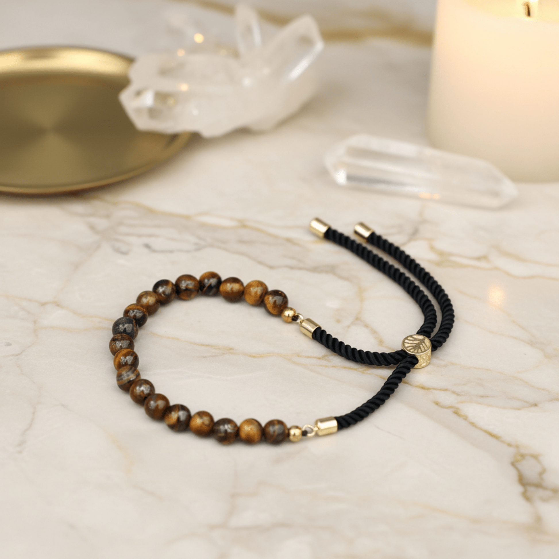 Bracelet œil de tigre unisexe avec cordon noir tressé et fermoir or 18K, bijou d’ancrage et de force intérieure.