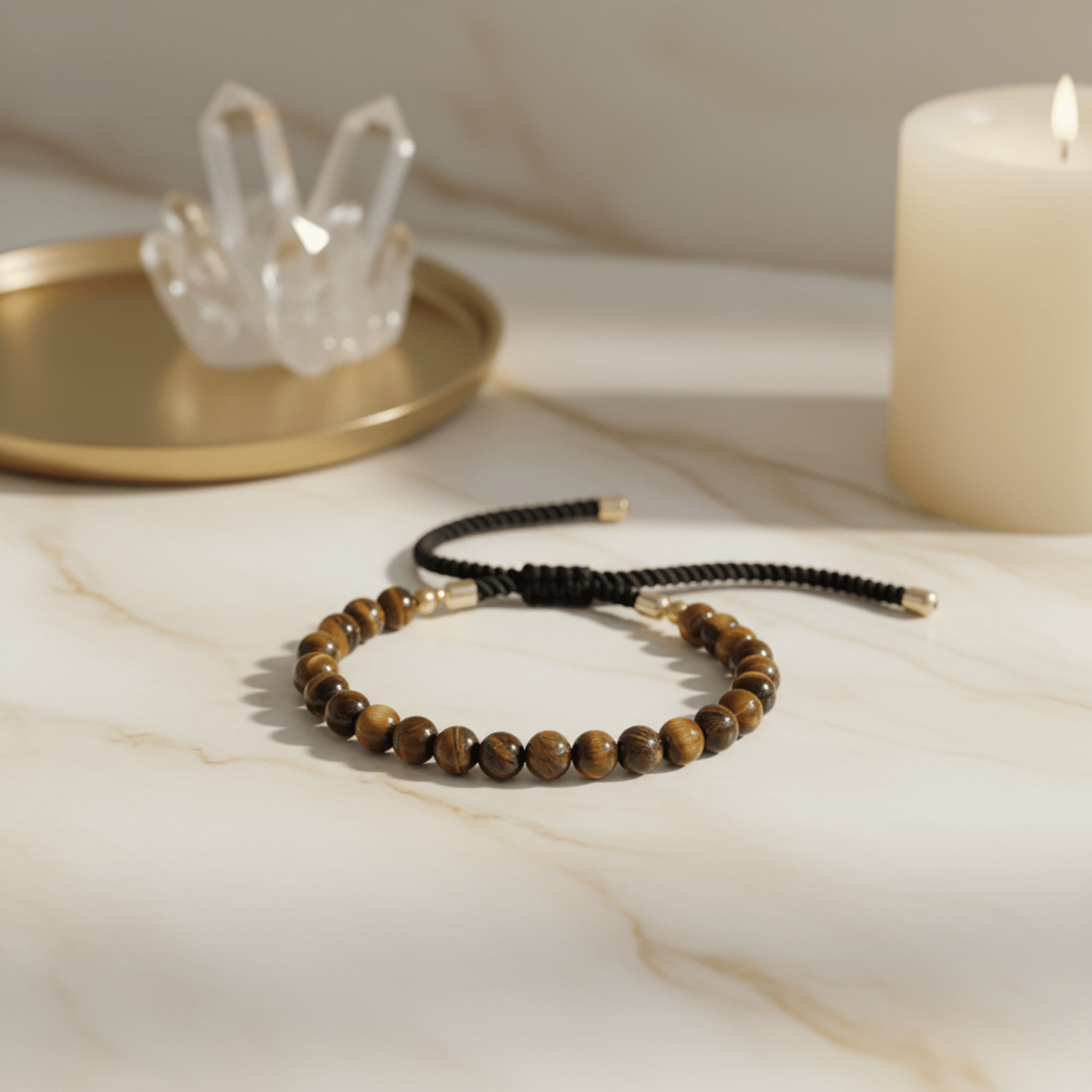 Bracelet en perles d’œil de tigre avec cordon noir ajustable et détails dorés, bijou énergétique protection.