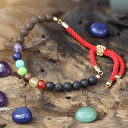 Bracelet chakra en pierre de lave et cordon rouge or 18K, perles naturelles énergétiques.