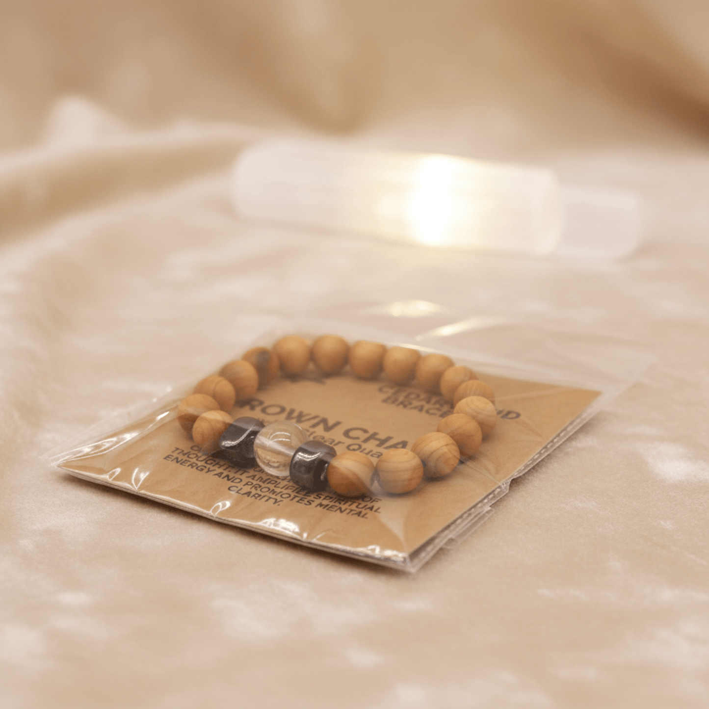 Bracelet en cèdre et quartz clair emballé, bijou spirituel chakra couronne prêt à offrir.