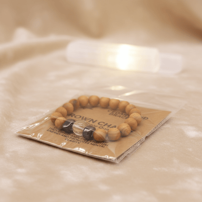 Bracelet en cèdre et quartz clair emballé, bijou spirituel chakra couronne prêt à offrir.