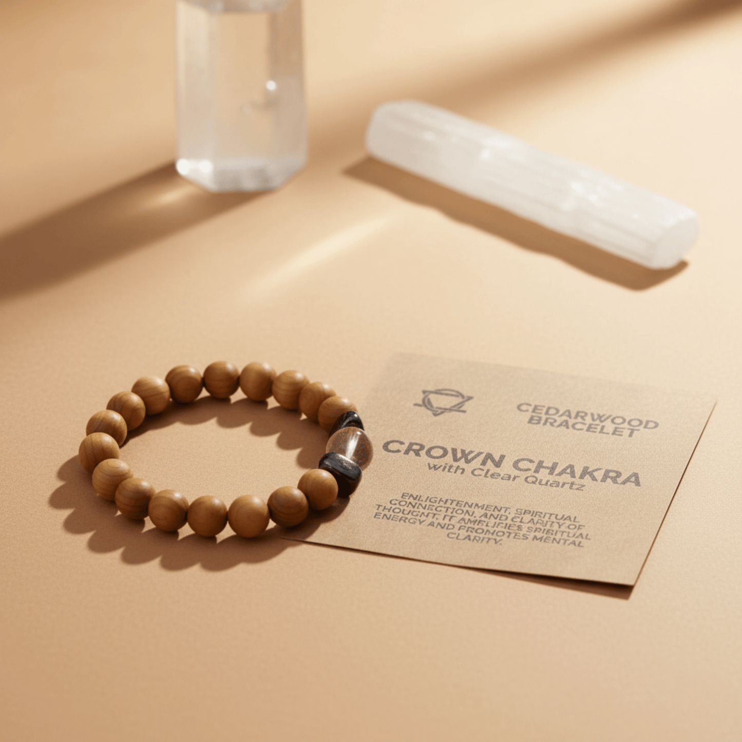 Bracelet chakra couronne en cèdre et quartz clair, bijou énergétique avec carte explicative.
