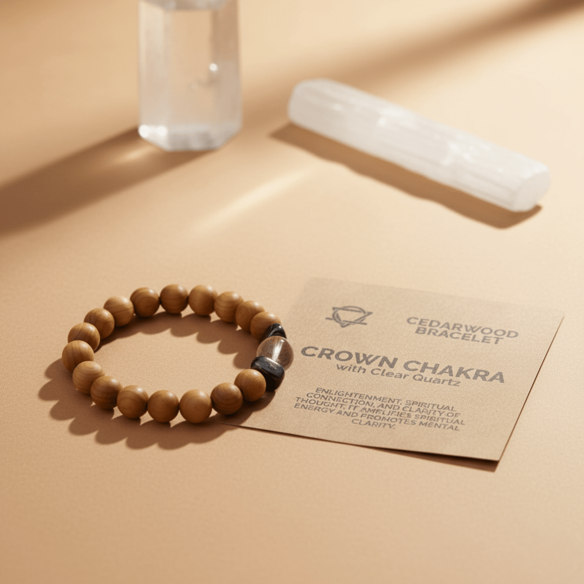 Bracelet chakra couronne en cèdre et quartz clair, bijou énergétique avec carte explicative.
