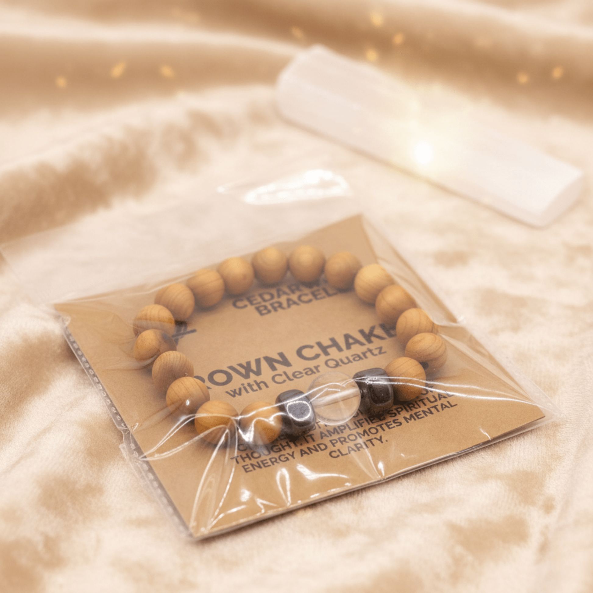 Bracelet chakra couronne en bois de cèdre et quartz clair dans son emballage protecteur.