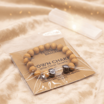 Bracelet chakra couronne en bois de cèdre et quartz clair dans son emballage protecteur.