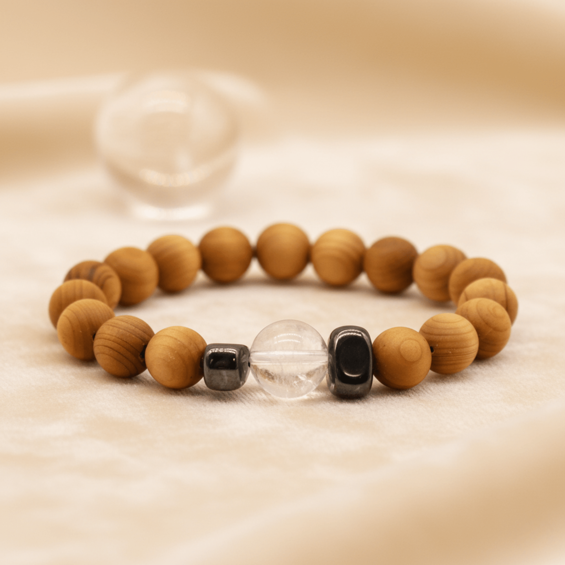 Bracelet en bois de cèdre et quartz clair, bijou chakra couronne pour élévation spirituelle.