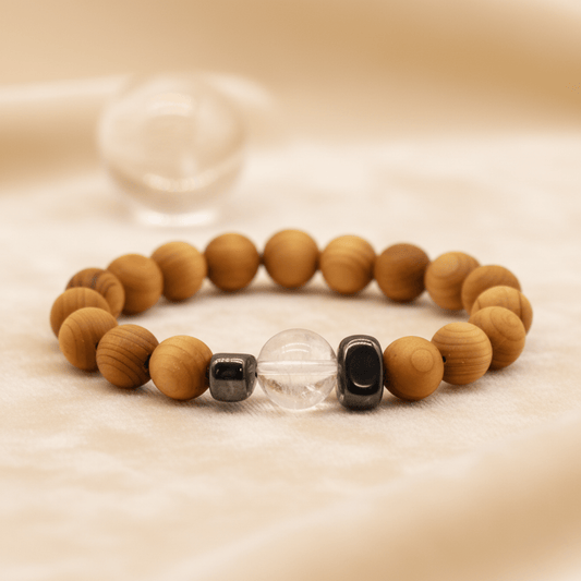 Bracelet en bois de cèdre et quartz clair, bijou chakra couronne pour élévation spirituelle.