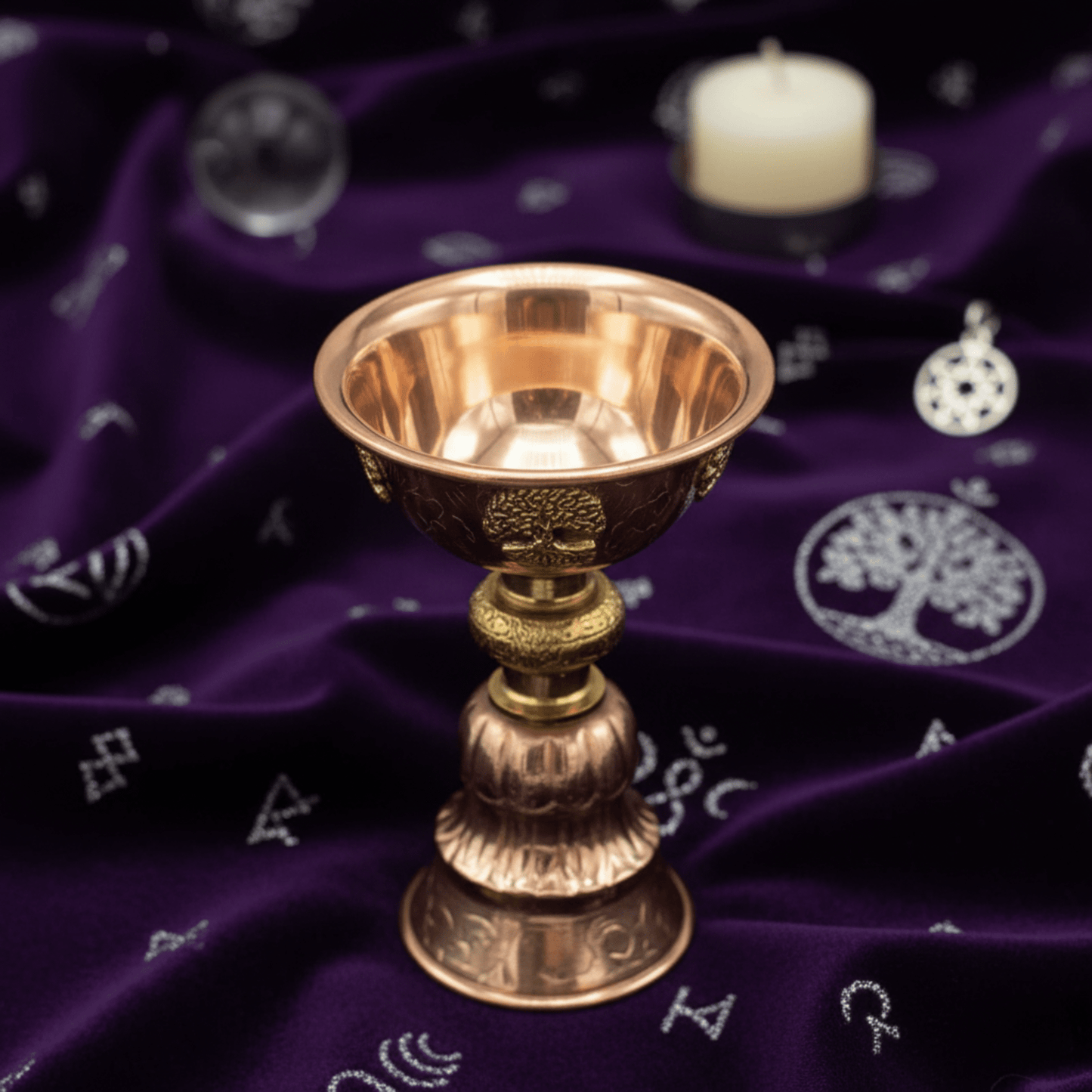 Calice en cuivre gravé Arbre de Vie vu du dessus, accessoire d’autel pour rituels, magie et spiritualité.