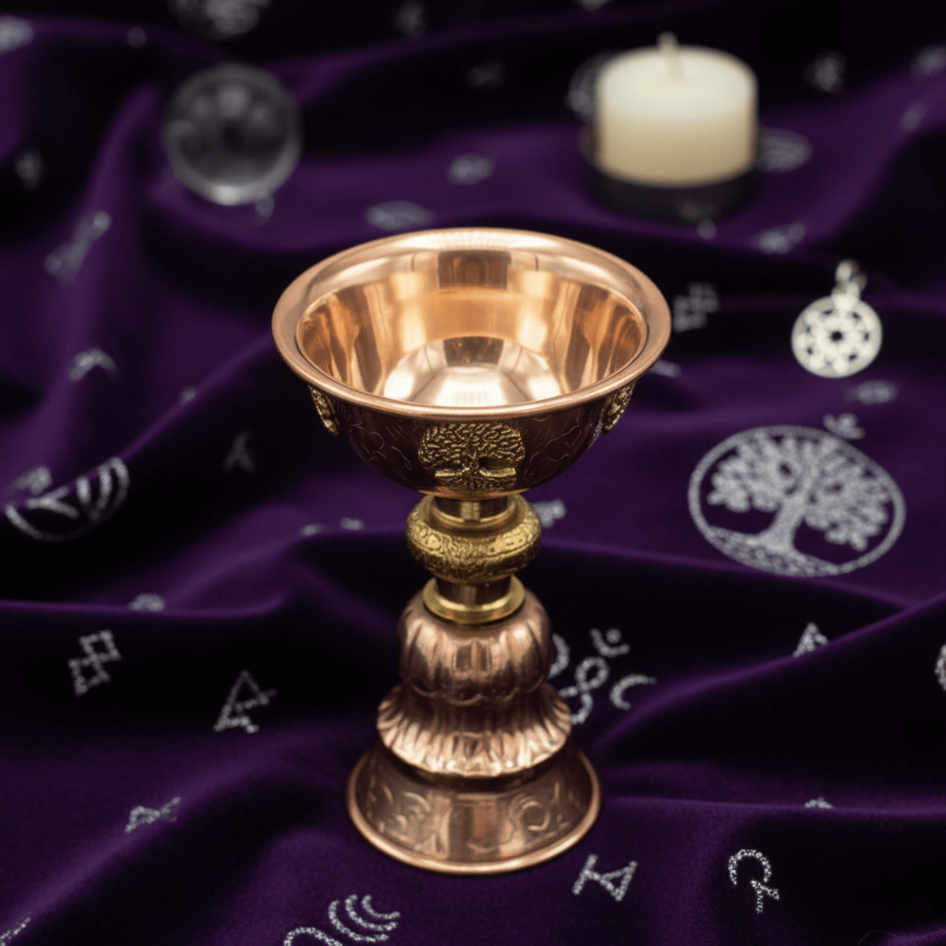 Calice en cuivre gravé Arbre de Vie vu du dessus, accessoire d’autel pour rituels, magie et spiritualité.