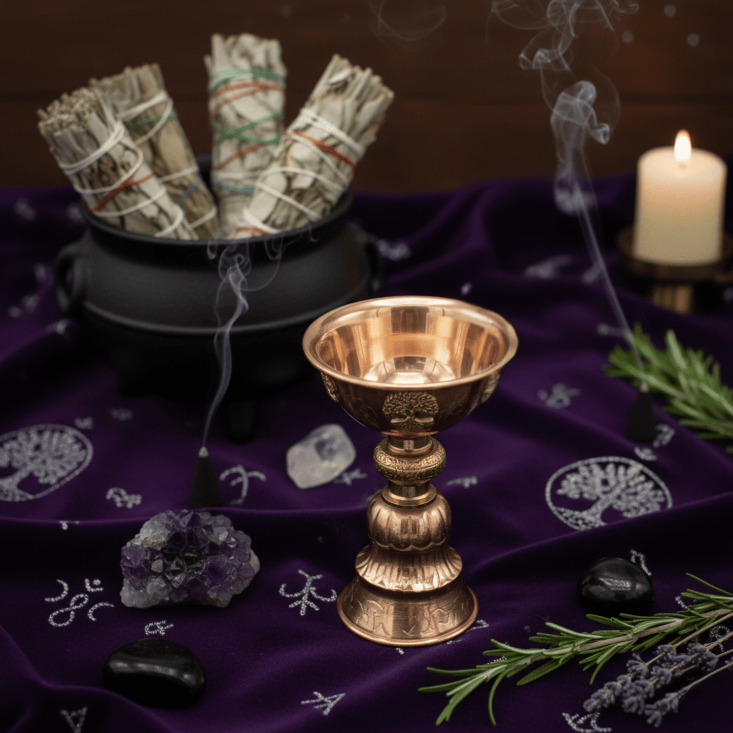 Calice rituel en cuivre Arbre de Vie parmi encens et cristaux, accessoire Wicca pour rituels sacrés.