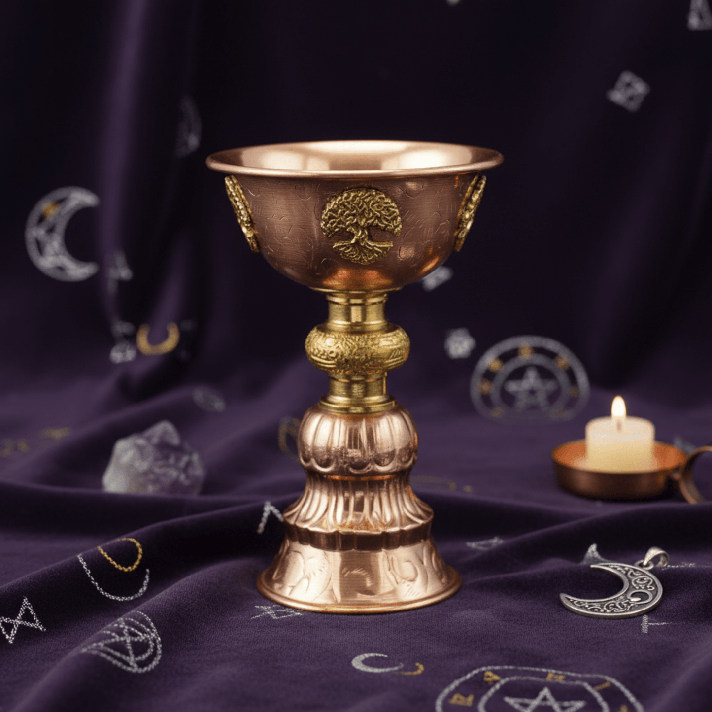 Calice Arbre de Vie en cuivre sur autel mystique, outil spirituel pour offrandes, méditation et rituels.