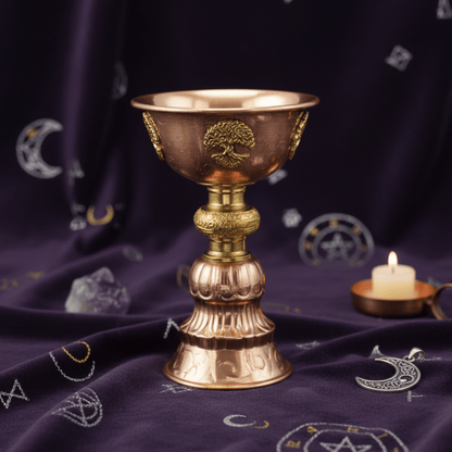 Calice Arbre de Vie en cuivre sur autel mystique, outil spirituel pour offrandes, méditation et rituels.