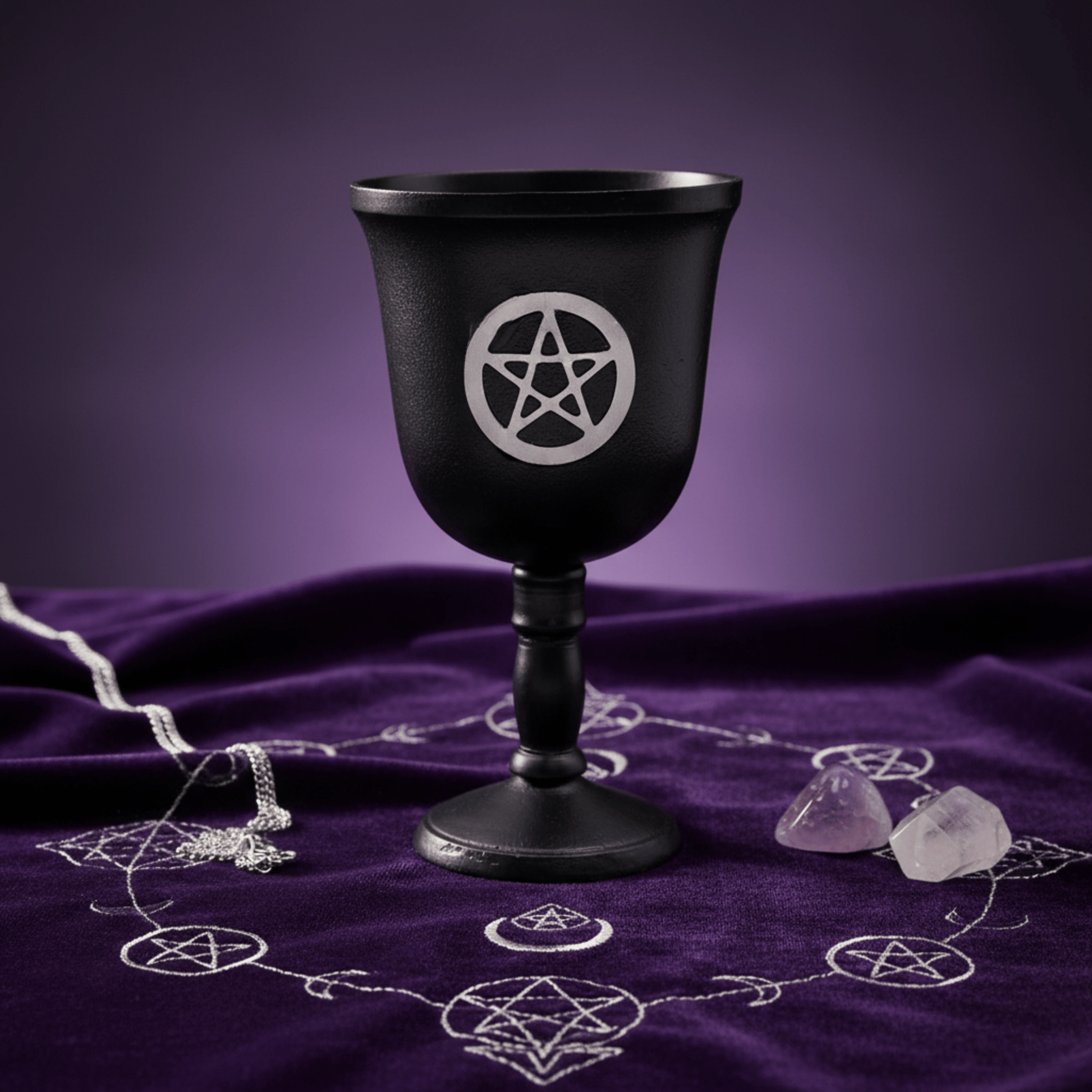 Calice wicca en fer noir avec pentacle, présenté sur autel violet avec cristaux pour rituels de magie et protection.