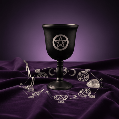 Calice rituel noir avec pentacle, posé sur tissu violet wicca, accessoire d’autel pour sorcellerie et rituels magiques.