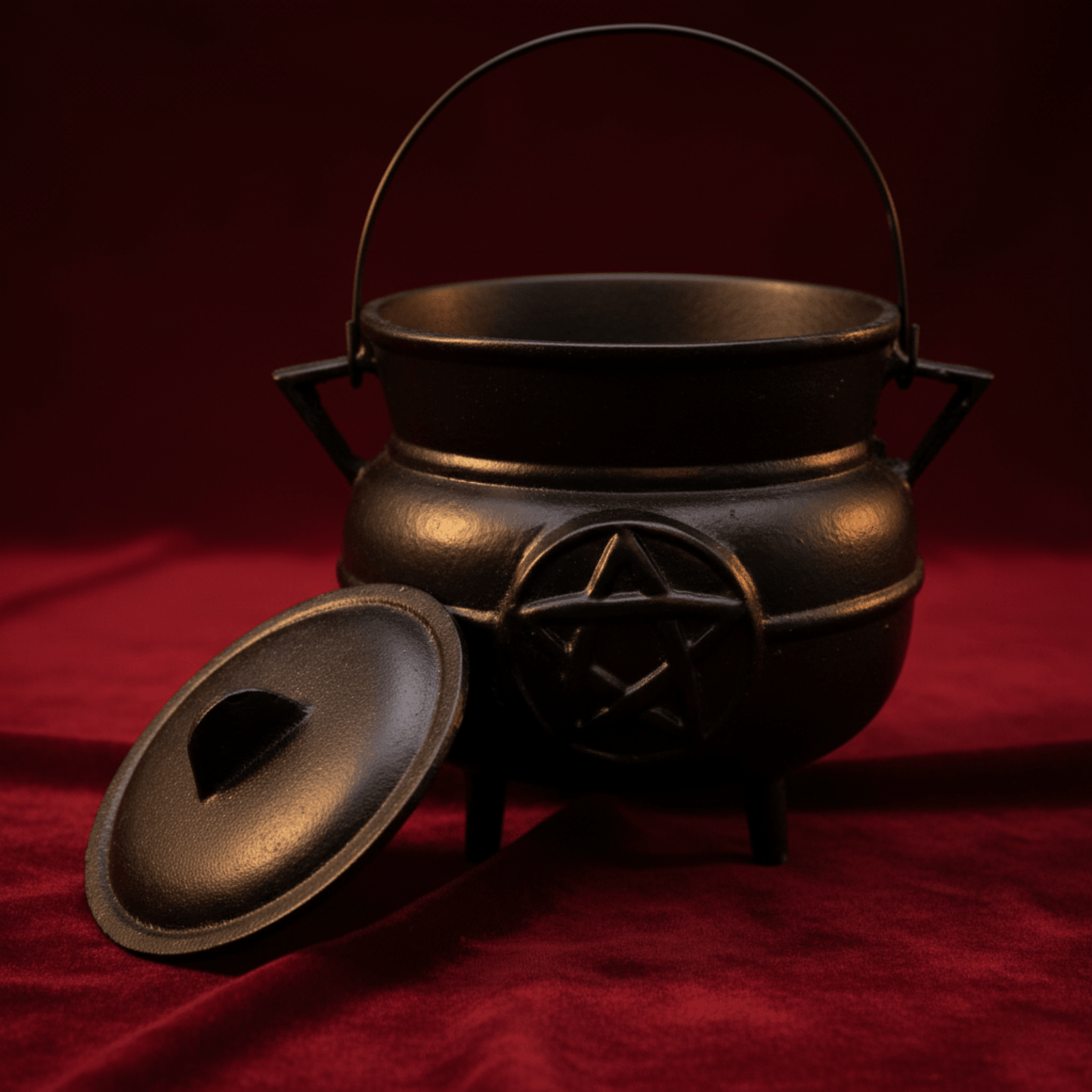 Chaudron wiccain en fonte noire avec couvercle, symbole pentacle pour rituels, sorts et fumigations.